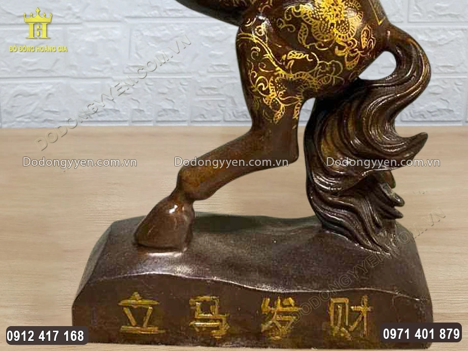 Phần ch&acirc;n đế được đ&uacute;c chắc chắn, vững ch&atilde;i